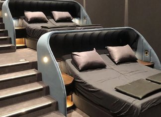 Sala de cinema substitui assentos comuns por camas de casal