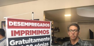 Empresário disponibiliza copiadora para imprimir currículos de graça para desempregados Empresário disponibiliza copiadora para imprimir currículos de graça para desempregados