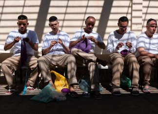 Na cadeia, presos aprendem crochê e produzem peças para SPFW, Anitta e Pabllo Vittar