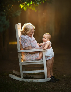 contioutra.com - Fotógrafa registra intimidade entre avós e netos porque ninguém fez isso por ela na infância