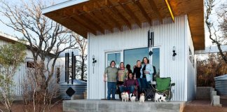 Grupo de amigos constrói pequena vila: vamos envelhecer juntos! Grupo de amigos constrói pequena vila: vamos envelhecer juntos!