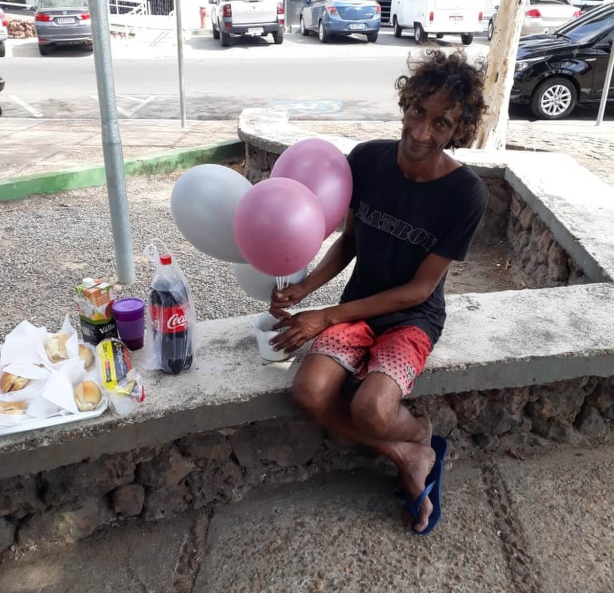 contioutra.com - Funcionários de hospital fazem de festa de aniversário surpresa para morador de rua