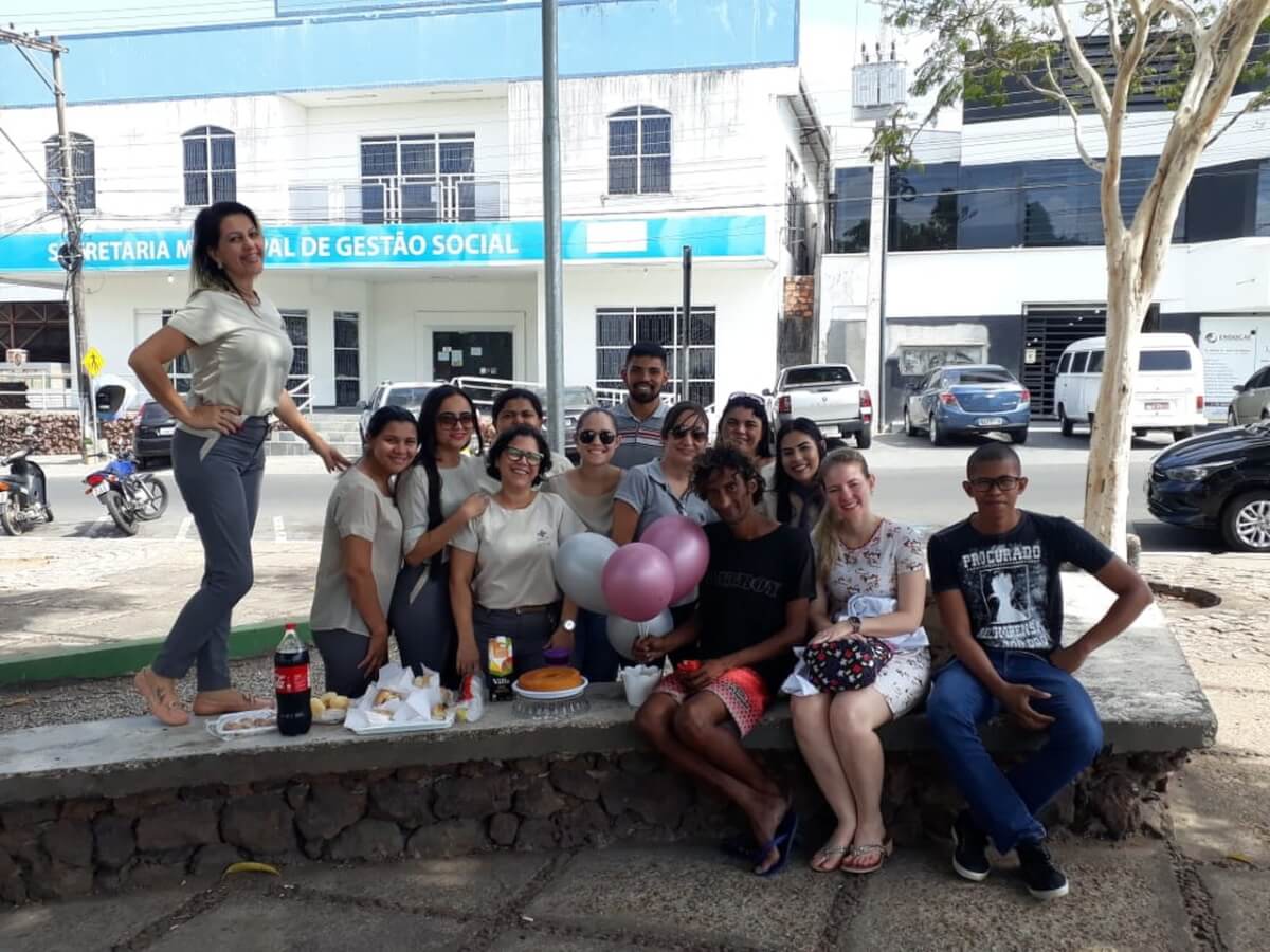 contioutra.com - Funcionários de hospital fazem de festa de aniversário surpresa para morador de rua