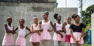 Sapatilhas e sacos de cimento: Meninas estão construindo sua própria escola de balé no Complexo do Alemão Sapatilhas e sacos de cimento: Meninas estão construindo sua própria escola de balé no Complexo do Alemão