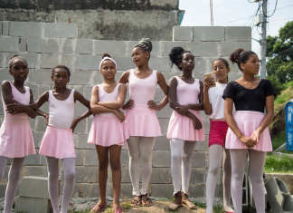 Sapatilhas e sacos de cimento: Meninas estão construindo sua própria escola de balé no Complexo do Alemão