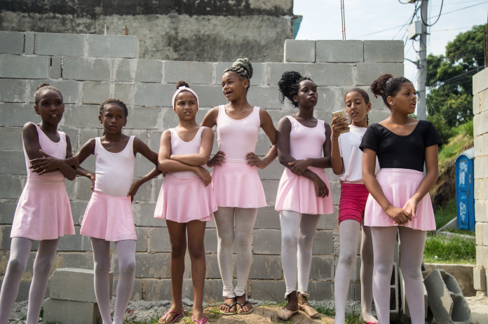 Sapatilhas e sacos de cimento: Meninas estão construindo sua própria escola de balé no Complexo do Alemão