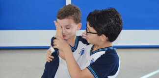 De um menino para o seu herói: garotinho escreve carta emocionante a irmão caçula com síndrome rara