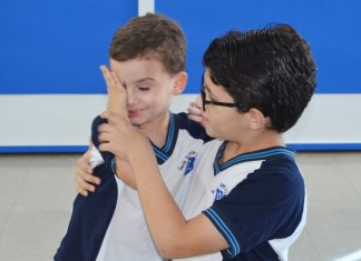 De um menino para o seu herói: garotinho escreve carta emocionante a irmão caçula com síndrome rara