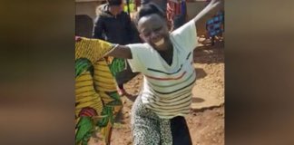 Mulher africana dança de alegria e gratidão ao ganhar primeiro par de sapatos