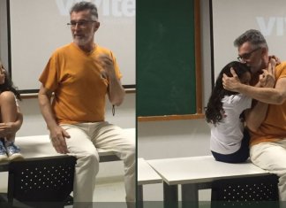 Viralizou: Mãe leva a filha para as aulas da faculdade e reação de professor emociona a web