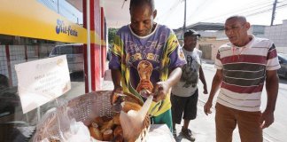 Padaria no Rio de Janeiro deixa cesto de pães para quem não pode pagar