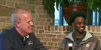 Jovem reconstruindo sua vida recebe orientação e amizade do policial que o prendeu