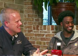 Jovem reconstruindo sua vida recebe orientação e amizade do policial que o prendeu