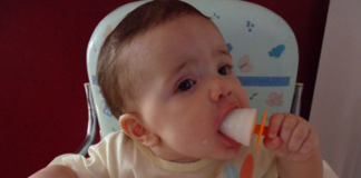 Mãe faz sorvete de leite materno para aliviar o desconforto da dentição do seu bebê Mãe faz sorvete de leite materno para aliviar o desconforto da dentição do seu bebê