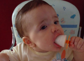 Mãe faz sorvete de leite materno para aliviar o desconforto da dentição do seu bebê