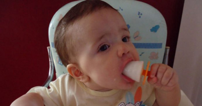 Mãe faz sorvete de leite materno para aliviar o desconforto da dentição do seu bebê