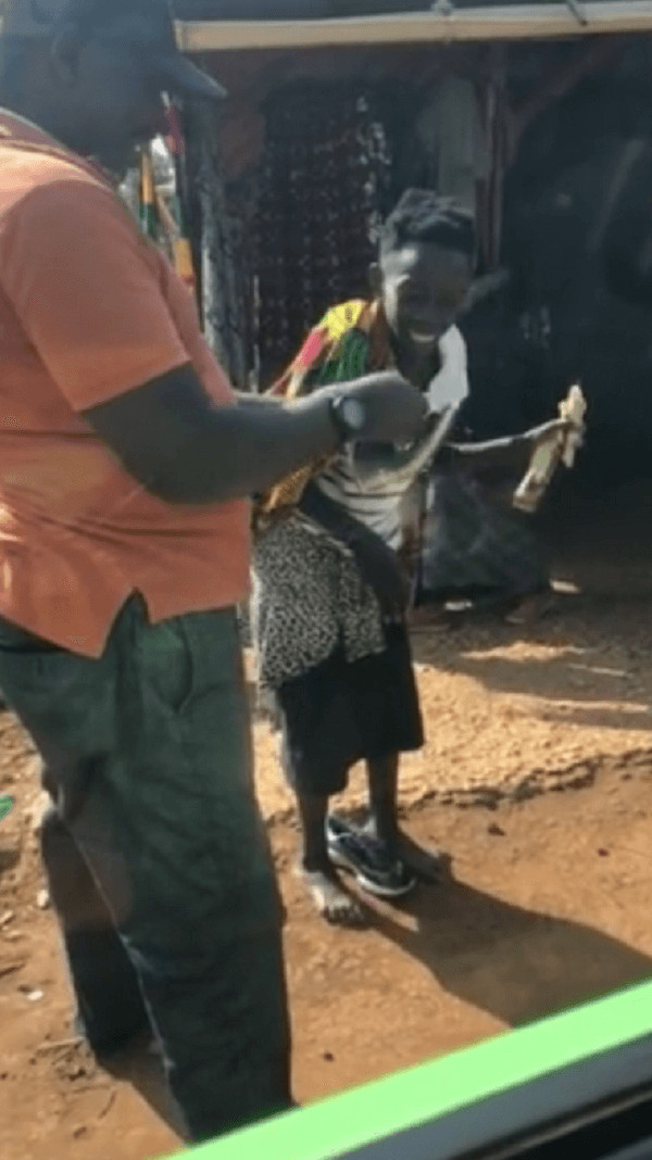 contioutra.com - Mulher africana dan&ccedil;a de alegria e gratid&atilde;o ao ganhar primeiro par de sapatos