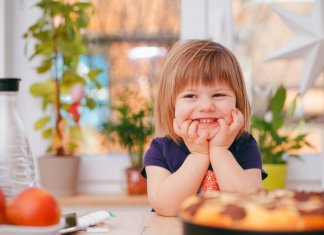 A ciência confirma: as crianças pequenas querem ajudar em casa e devemos deixá-las