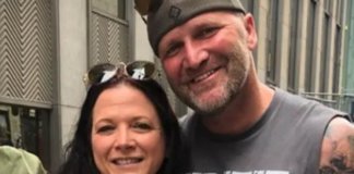 Em Parada LGBT, homem oferece abraço de “pai substituto” para jovens rejeitados pelas famílias Em Parada LGBT, homem oferece abraço de “pai substituto” para jovens rejeitados pelas famílias