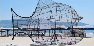 Artista instala latas de lixo em forma de peixes gigantes em praias no México. Quer aumentar a conscientização