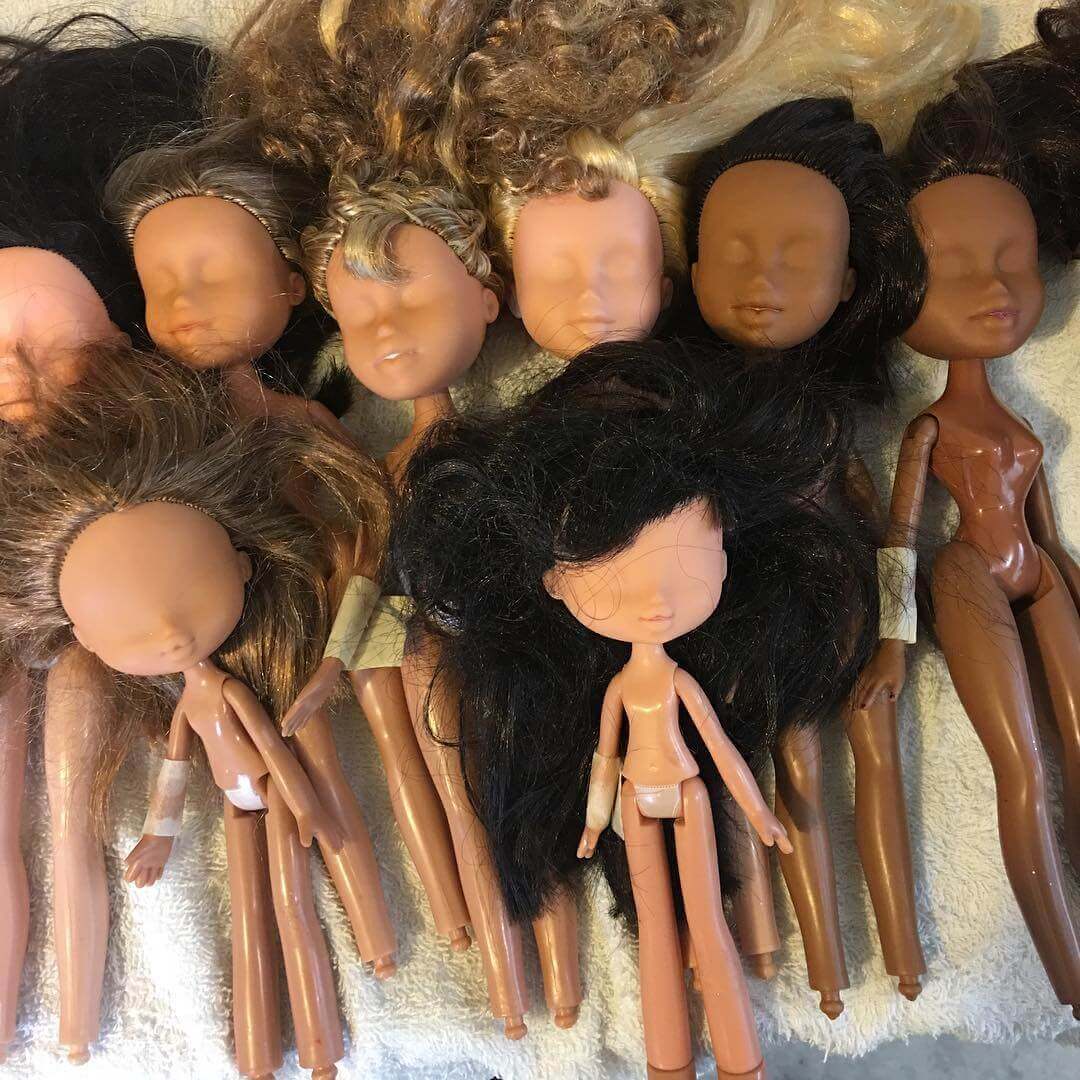 contioutra.com - Artista retira maquiagem de bonecas e transforma-as em “crianças reais”