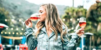 Beber uns copos ajuda-te a falar outros idiomas com mais fluência