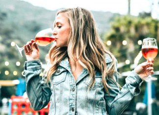 Beber uns copos ajuda-te a falar outros idiomas com mais fluência