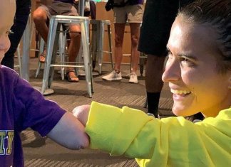 Menino que não tem um braço se encanta ao conhecer estrela do futebol igual a ele