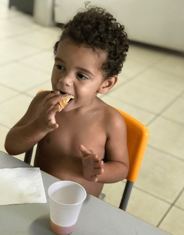 contioutra.com - Menino relata que nunca comeu pizza e estabelecimento decide realizar &ldquo;Dia da pizza&rdquo; em creche