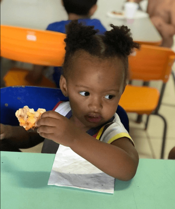 contioutra.com - Menino relata que nunca comeu pizza e estabelecimento decide realizar &ldquo;Dia da pizza&rdquo; em creche