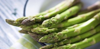 Aspargo é um alimento altamente alcalino para limpar os rins, bexiga e proteger a saúde do fígado Aspargo é um alimento altamente alcalino para limpar os rins, bexiga e proteger a saúde do fígado