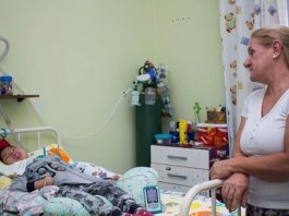 Amor acima de tudo: Enfermeira adota garoto com paralisia cerebral abandonado pelos pais