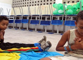 ONG ensina yoga e meditação a crianças de região violenta e brigas diminuem