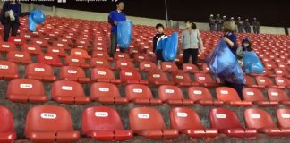 Torcida japonesa recolhe lixo do Morumbi e é aplaudida após jogo