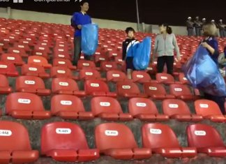 Torcida japonesa recolhe lixo do Morumbi e é aplaudida após jogo