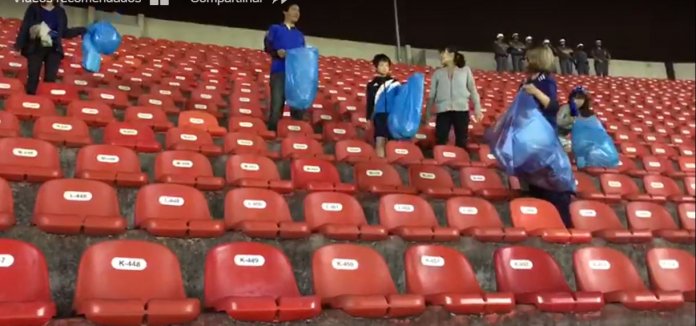 Torcida japonesa recolhe lixo do Morumbi e é aplaudida após jogo