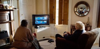 Casal de idosos disputa partida de Mario Kart todos os dias para ver quem faz o chá