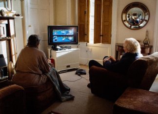 Casal de idosos disputa partida de Mario Kart todos os dias para ver quem faz o chá