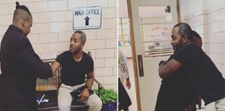 Professor tira os próprios sapatos e oferece a aluno em cerimônia de formatura Professor tira os próprios sapatos e oferece a aluno em cerimônia de formatura