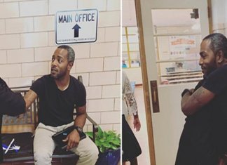 Professor tira os próprios sapatos e oferece a aluno em cerimônia de formatura