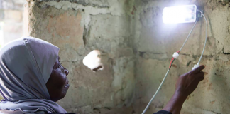 Mulheres de Zanzibar treinadas como engenheiras solares trazem luz para aldeias remotas