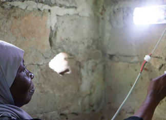 Mulheres de Zanzibar treinadas como engenheiras solares trazem luz para aldeias remotas