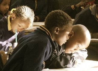 Aulas sobre “masculinidade” formam meninos que praticam o respeito com as mulheres