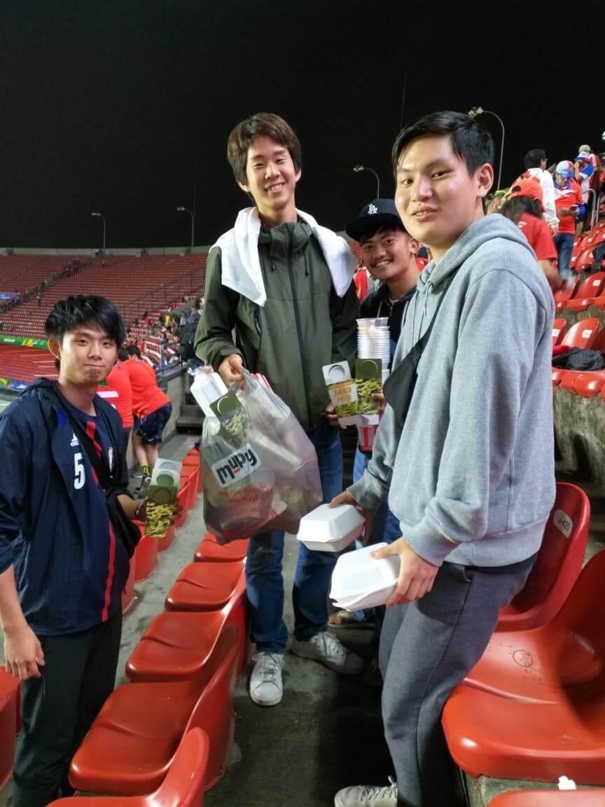 contioutra.com - Torcida japonesa recolhe lixo do Morumbi e é aplaudida após jogo