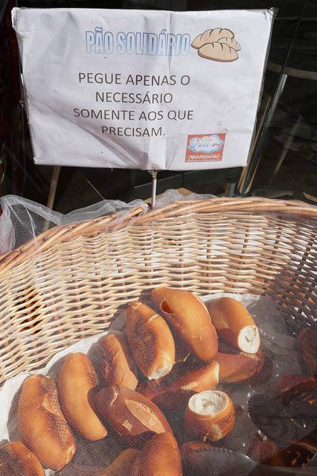 contioutra.com - Padaria no Rio de Janeiro deixa cesto de pães para quem não pode pagar