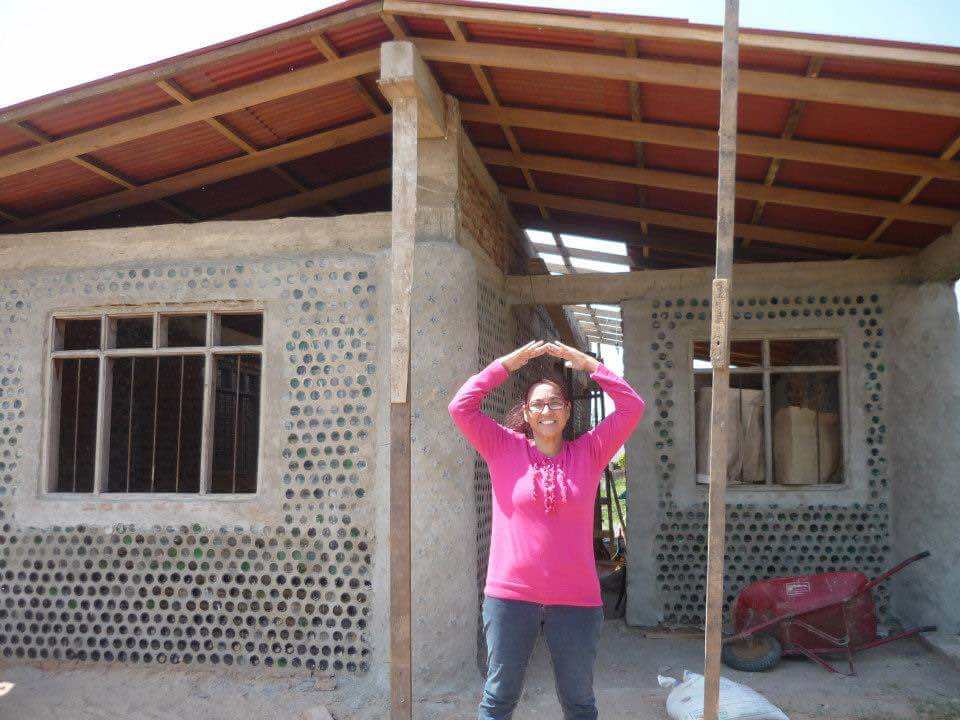 asomadetodosafetos.com - Em apenas 20 dias, mulher constrói casas com garrafas PET para famílias necessitadas