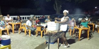 Após saída de Cuba do programa Mais Médicos, médica vende churrasco na BA para se manter