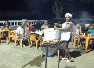 Após saída de Cuba do programa Mais Médicos, médica vende churrasco na BA para se manter