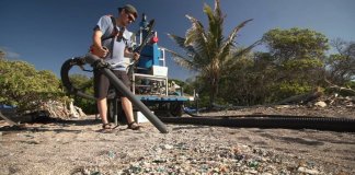 Alunos projetam aspirador que suga microplásticos das praias, deixando a areia intacta