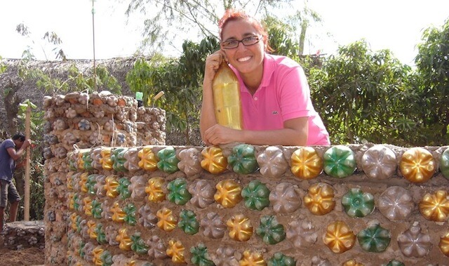 contioutra.com - Em apenas 20 dias, mulher constrói casas com garrafas PET para famílias necessitadas